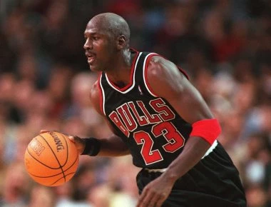 Ο Μάικλ Τζόρνταν «έριξε σφαλιάρα» σε παίκτη των Χόρνετς (βίντεο)